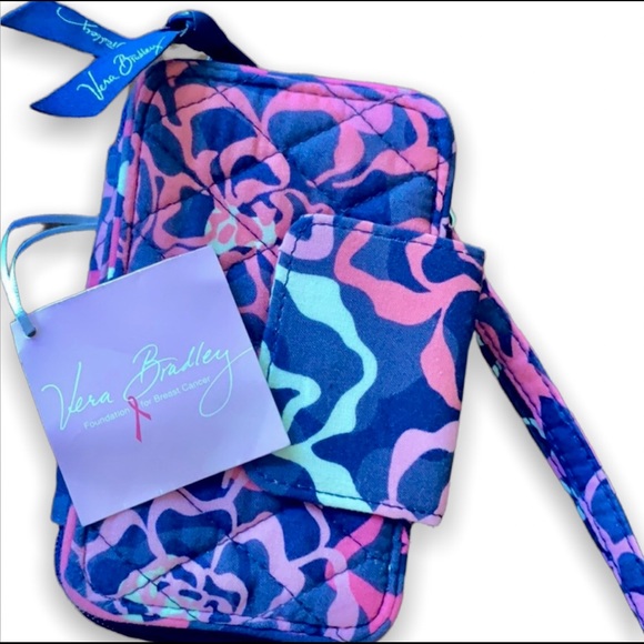 Vera Bradley Handbags - 💗Vera Bradley phone wristlet💗